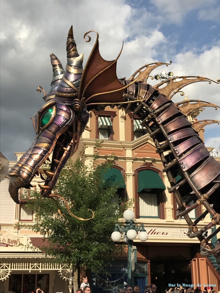 PARADE DISNEYLAND DRAGON