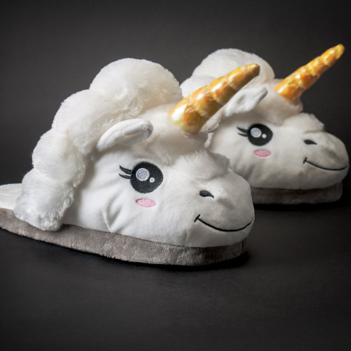 Une paire de chaussons licorne