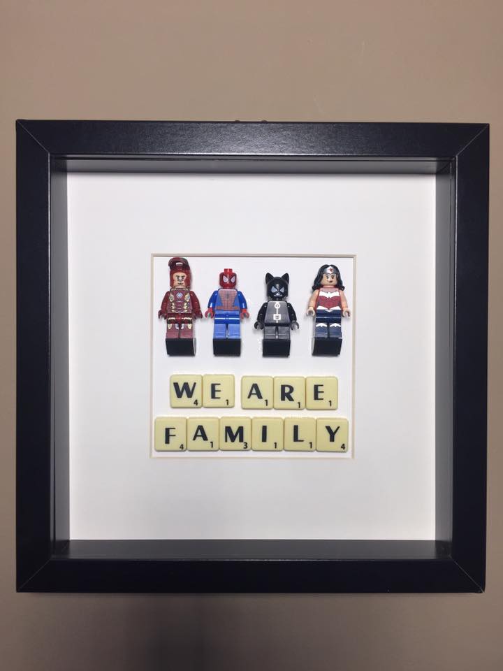 Un cadre "We are family" de ce style, personnalisé avec nos personnages préférés venant de la boutique Bricks Treats que j'adore!